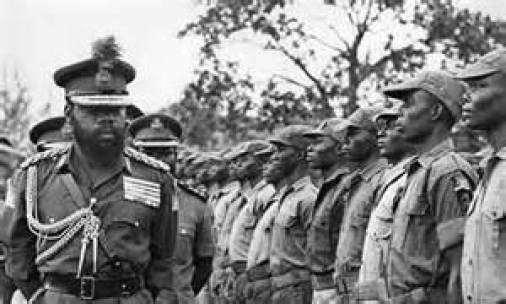 Ojukwu . Biafran Head of State inspecting guard of honor in Biafra